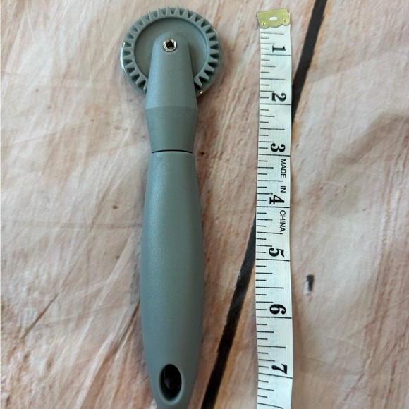 Pampered Chef Dough Crimper Pastry Sealing Wheel Pasta Cutter Kitchen Gadget - Picture 2 of 2